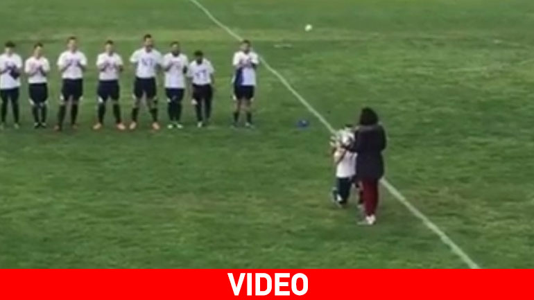 Πρόταση γάμου μέσα στο γήπεδο της Ζαχάρως