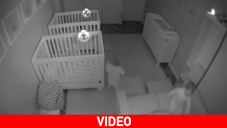 Οι γονείς τους λείπουν και τα δίδυμα παρτάρουν