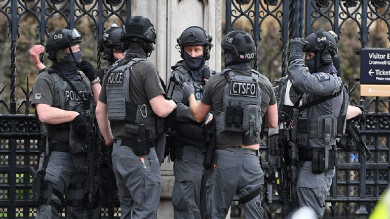 Πυροβόλο όπλο και μαχαίρια στο αυτοκίνητο στην Αμβέρσα Πυροβόλο όπλο και μαχαίρια στο αυτοκίνητο στην Αμβέρσα