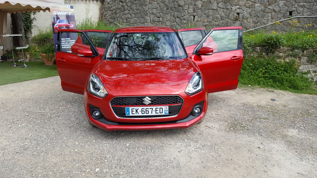 Η συγκεκριμένη μάσκα πωλείται ως ξεχωριστό αξεσουάρ...