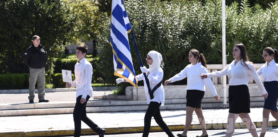 Η σημαιοφόρος με τη μαντήλα