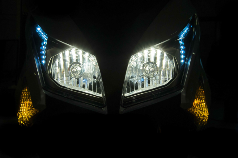 Τα εμπρός φωτιστικά σώματα