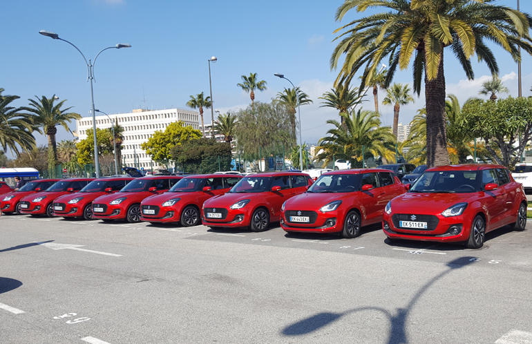 Έξω από το αεροδρόμιο της Νίκαιας μας περιμένουν να καινούργια Suzuki Swift...