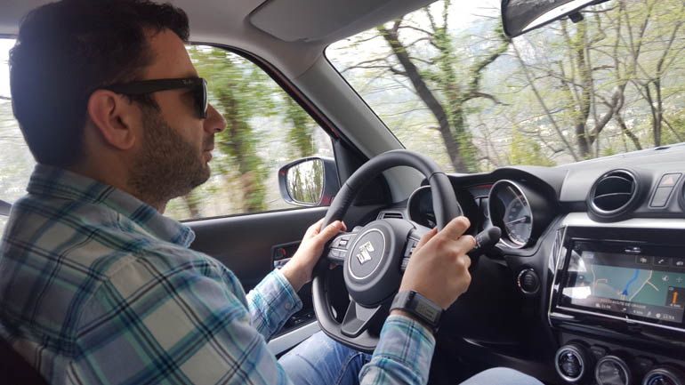 Οδηγείς το ιαπωνικό μοντέλο και δεν καταλαβαίνεις πως βρίσκεσαι πίσω από το τιμόνι ενός μικρομεσαίου αυτοκινήτου...