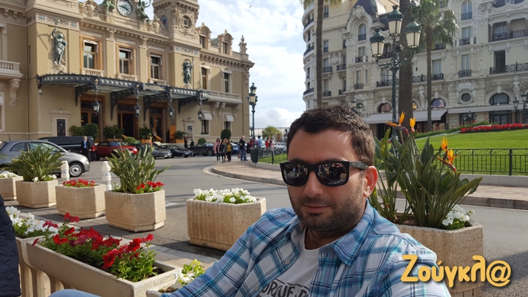 Πίνοντας καφέ στο Cafe de Paris καταλαβαίνεις πως βρίσκεσαι σε... άλλον κόσμο με αυτά που βλέπεις...