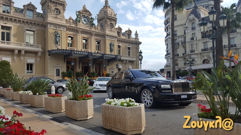 Και πάλι Rolls Royce. Από πίσω ένα... καθημερινό Lexus!