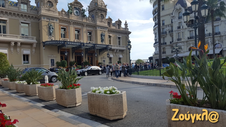 Και στο.. βάθος μία Rolls Royce