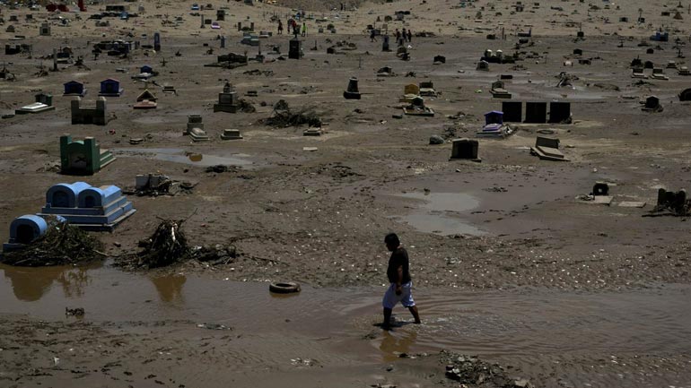 Περού: Οικογένειες ψάχνουν στις πλημμύρες τα οστά των νεκρών τους