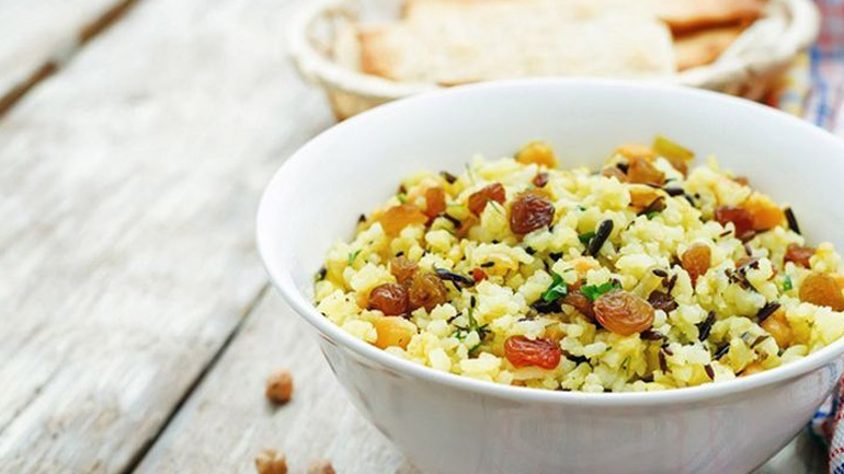 Νηστίσιμο ρύζι με σταφίδες και κουκουνάρι