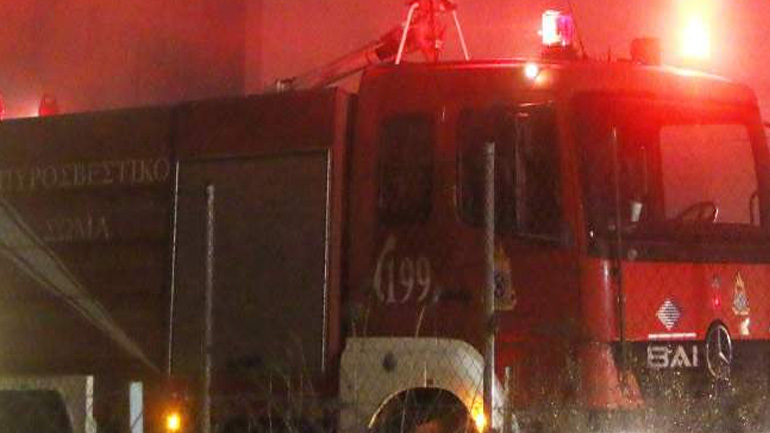 Φωτιά σε κάδους ανακύκλωσης μπροστά από το ΑΠΘ