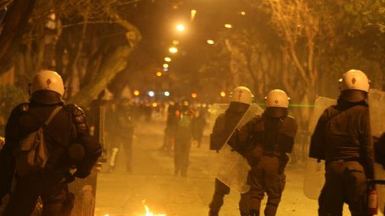 Επιθέσεις κουκουλοφόρων σε διμοιρίες ΜΑΤ σε Εξάρχεια και Πολυτεχνείο τη νύχτα