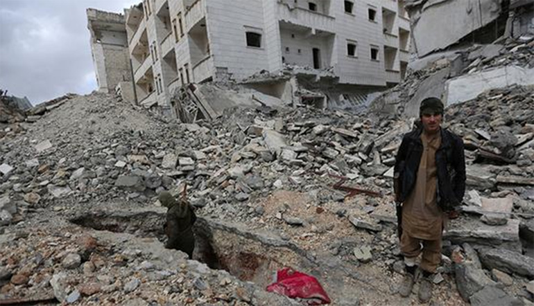 Σύρος αντάρτης στα ερείπια της al-Bab, μπροστά στην είσοδο τούνελ που χρησιμοποιούσαν οι τζιχαντιστές για να διαφύγουν προς τα βουνά Aqeel της βόρειας Συρίας.