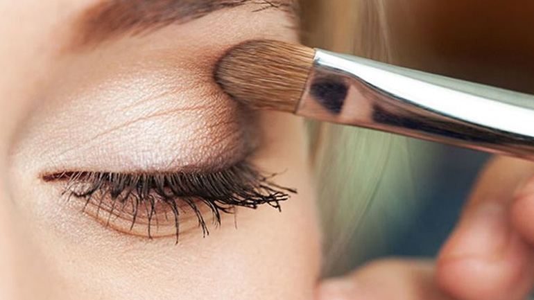 Δείτε πώς θα φτιάξετε μόνες σας primer σκιάς ματιών