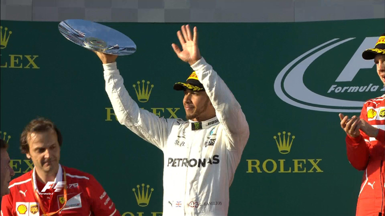 Το βλέμμα του Hamilton στο βάθρο δείχνει πόσο στραβά πήρε την ήττα...  