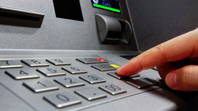 Τον οδήγησαν στο ΑΤΜ και του άρπαξαν 350 ευρώ από τον τραπεζικό του λογαριασμό…