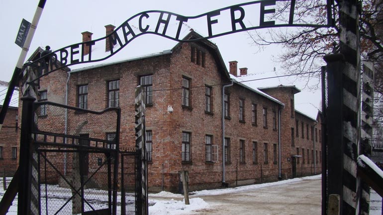 Πολωνία: Έσφαξαν πρόβατο και αλυσοδέθηκαν γυμνοί στην πύλη του Άουσβιτς