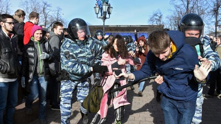 Ευρωπαϊκή Ένωση καλεί Μόσχα να απελευθερώσει τους εκατοντάδες διαδηλωτές
