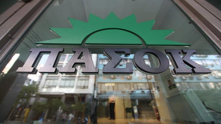 Επίθεση νεαρών με πέτρες στα γραφεία του ΠΑΣΟΚ