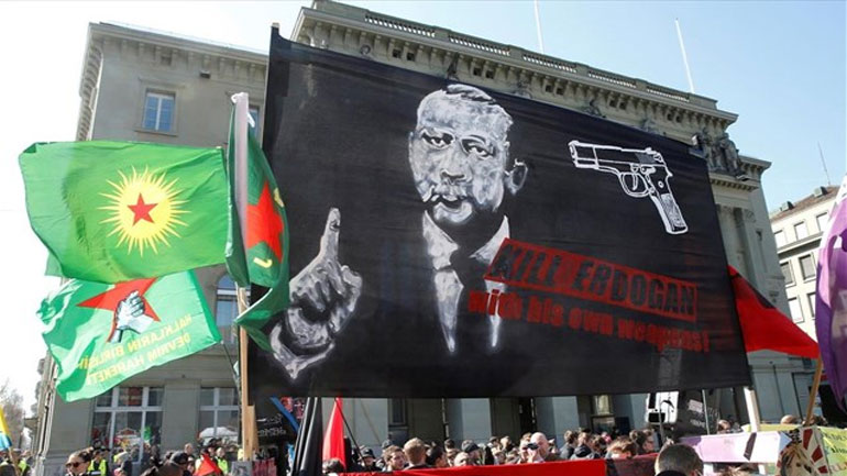 Ελβετία: Έρευνα για το πανό με το πιστόλι στον κρόταφο του Ερντογάν