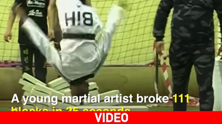 Έφηβος έσπασε με το κεφάλι 111 τούβλα σε 35 δευτερόλεπτα!