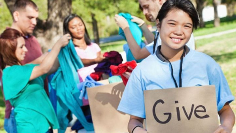Πώς θα διδάξετε στο παιδί τη φιλανθρωπία