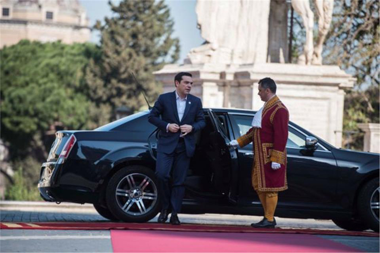 Ο Πρωθυπουργός Αλέξης Τσίπρας βγαίνει από το Chrysler 300C
