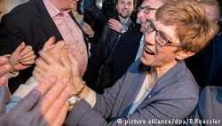 Η δημοφιλής πρωθυπουργός του Ζάαρ Κραμπ-Καρενμπάουερ