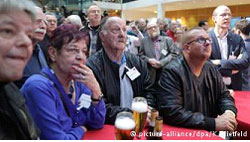 Η απογοήτευση ζωγραφισμένη στα πρόσωπα των οπαδών του SPD στα κεντρικά γραφεία του κόμματος στο Βερολίνο