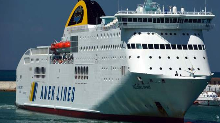 Στον κυματοθραύστη του λιμανιού της Πάτρας προσέκρουσε το πλοίο «Hellenic Spirit»