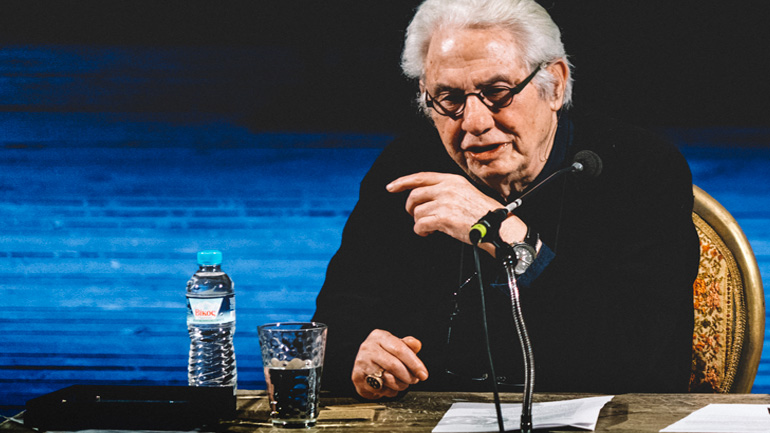 Ο Γιώργος Μιχαλακόπουλος στο κατάμεστο θέατρο της ΕΜΣ