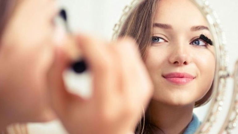 Αυτήν την άνοιξη λέμε «αντίο» στην πούδρα και στο contouring