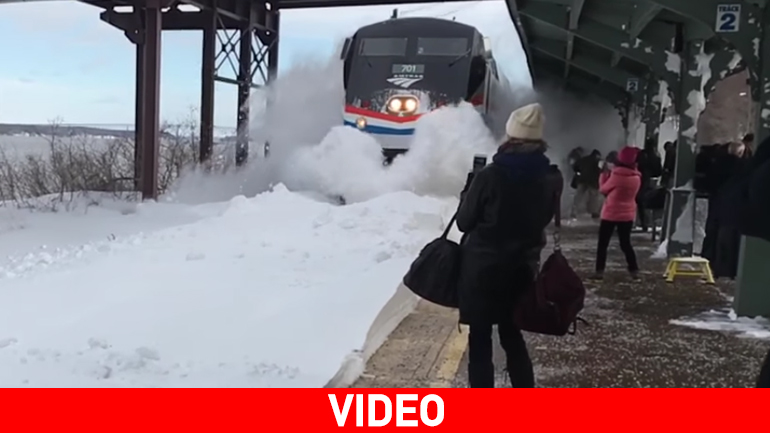 Περίμεναν το τρένο και δεν μπορείτε να φανταστείτε τι έπαθαν Περίμεναν το τρένο και δεν μπορείτε να φανταστείτε τι έπαθαν
