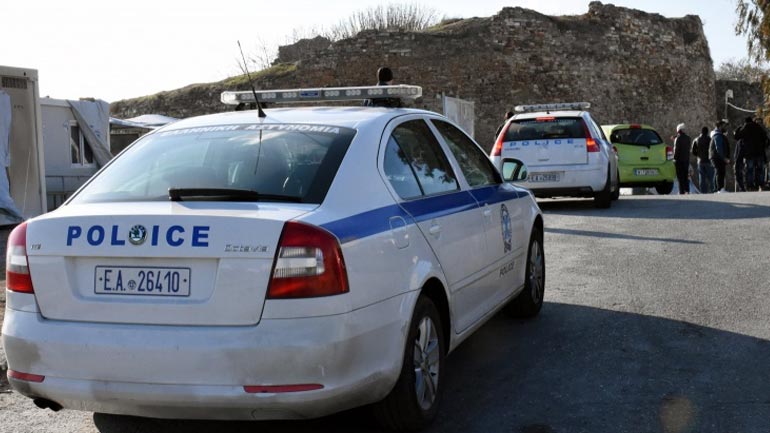 Έφοδος της Αστυνομίας σε καταυλισμούς μεταναστών στο Β. Αιγαίο – Κατασχέθηκαν μαχαίρια, ναρκωτικά και πλαστά ταξιδιωτικά έγγραφα