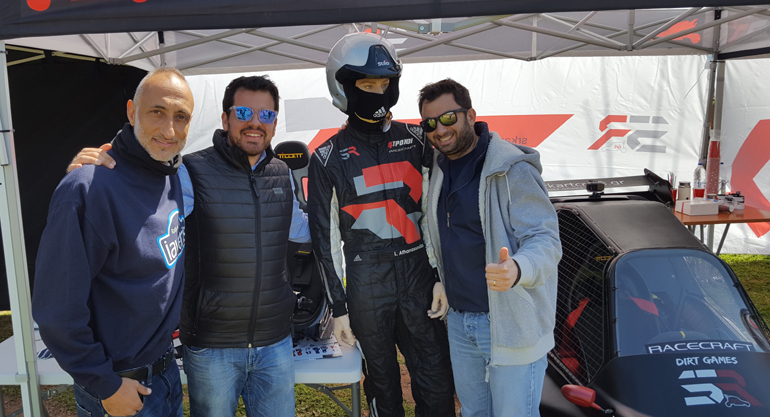 Για κάποιους ο Λάμπρος Αθανασσούλας έλλειπε αλλά εμείς τον... βρήκαμε έστω και σε κούκλα!!! Στην φωτογραφία από αριστερά, Κωνσταντίνος Ιαβέρης, Μάνος Στεφανής και Βασίλης Σαρημπαλίδης.