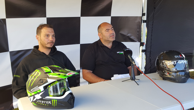 Ο Κωνσταντίνος Σταύρου (δεξιά) είναι ο άνθρωπος πίσω από την ιδέα των Dirt Games. Δίπλα του ο Γιώργος Ζυμαρίδης ένας από τους... τρελαμένους με αυτού τους είδους αγώνες!