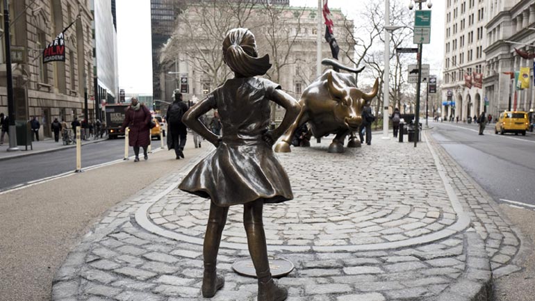 ΗΠΑ: Το άγαλμα του μικρού κοριτσιού της Wall Street θα κοσμεί το Bowling Green Park έως το 2018