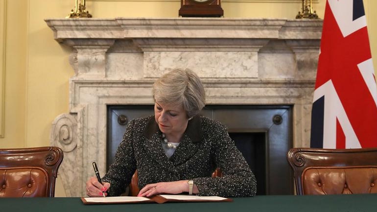Βρετανία: Η Μέι υπέγραψε την επιστολή με την οποία ξεκινά το Brexit
