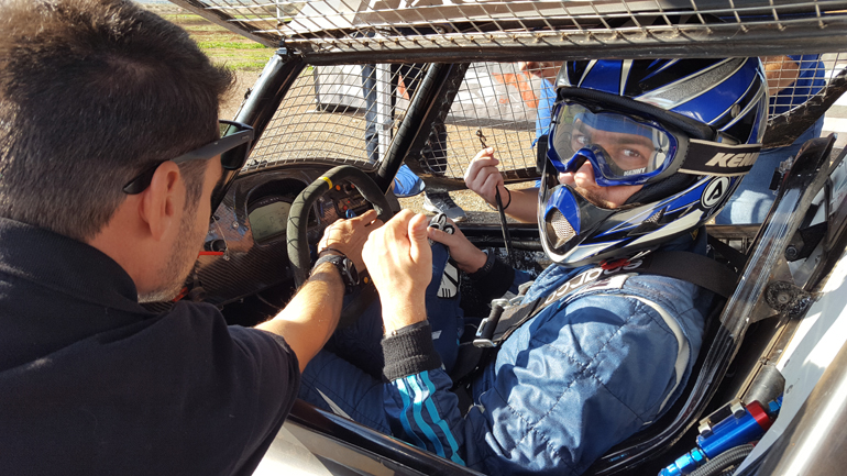 Η οδήγηση με χωμάτινη φόρμουλα είναι μία ξεχωριστή εμπειρία, κάτι που έχουμε ζήσει με την χωμάτινη Formula SR των αδερφών Αθανασούλα...