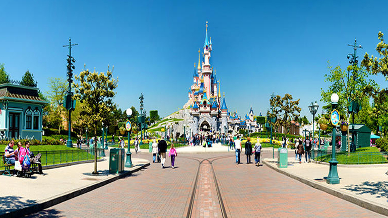 Η Disneyland γιορτάζει τα 25 χρόνια λειτουργίας