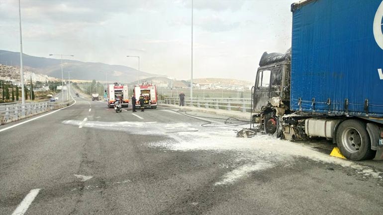 Φορτηγό άρπαξε φωτιά στην Ιόνια Οδό