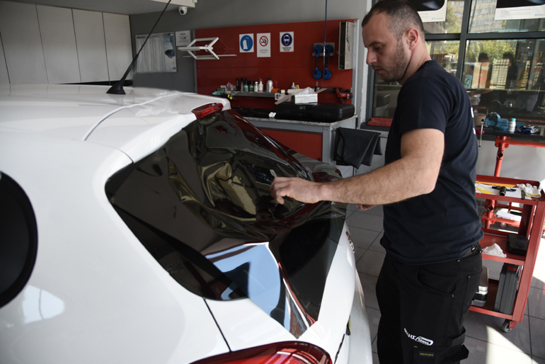 Τοποθετείται το ειδικό φιλμ πάνω στο τζάμι...