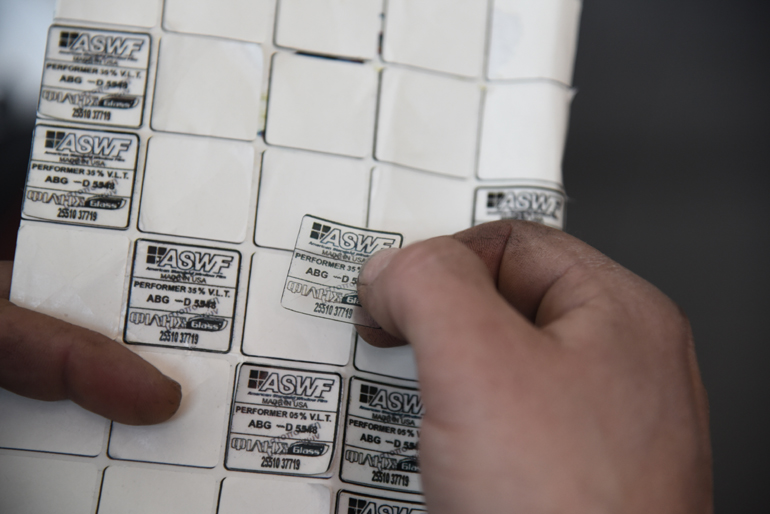 Το αυτοκόλλητο της εταιρείας τοποθετείται ανάμεσα σε τζάμι και μεμβράνη και δείχνει το ποσοστό σκουρότητας...