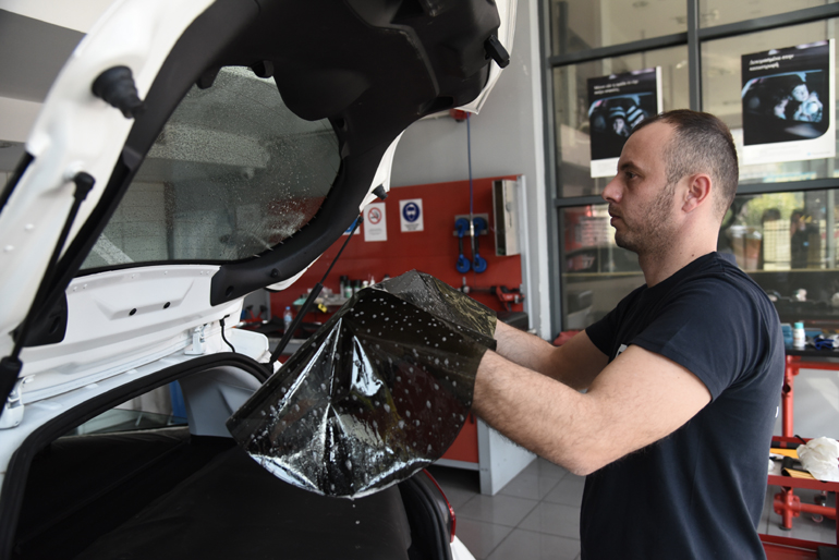 Η ώρα που θα ακουμπήσει στο εσωτερικό του παρμπρίζ η αντηλιακή μεμβράνη έφτασε...