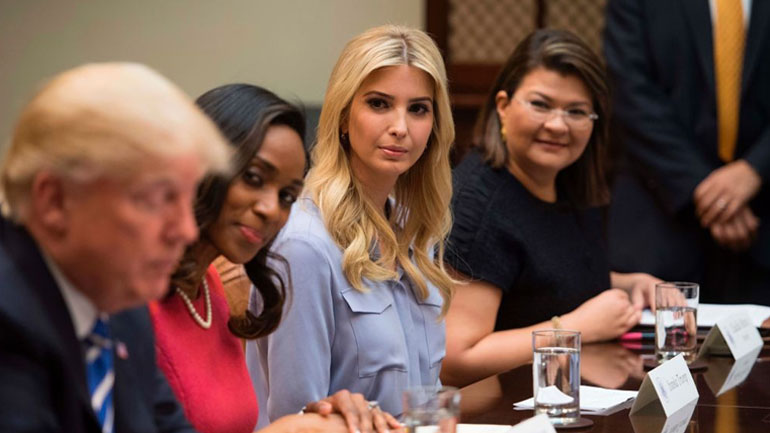 Η Ιβάνκα Τραμπ αποκτά ιδιότητα άμισθου συμβούλου στον Λευκό Οίκο
