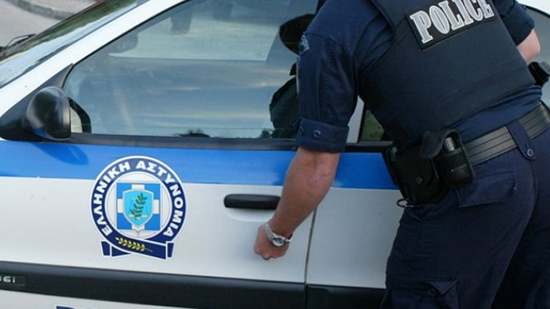 Χειροπέδες σε 26χρονο που κρατούσε κλειδωμένους μετανάστες σε αποθήκη