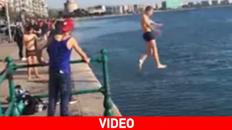 Νεαροί πρόσφυγες έκαναν βουτιές στον Θερμαϊκό