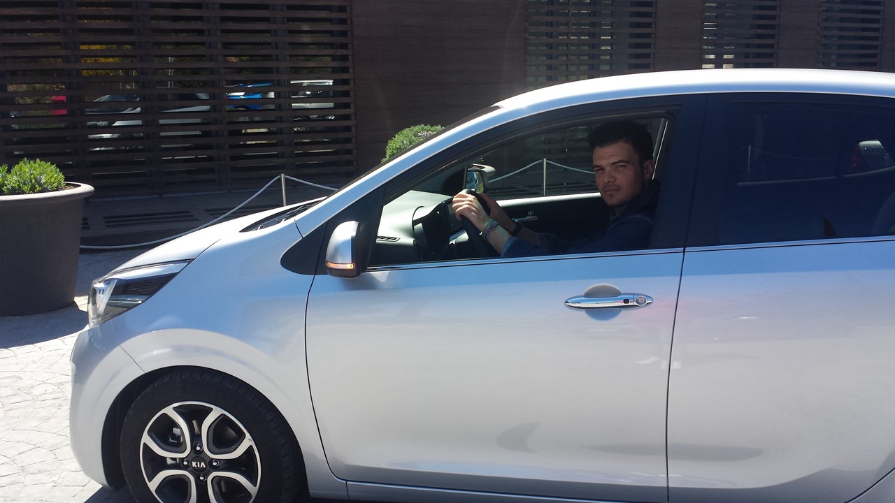 Ο απεσταλμένος του zougla.gr Λουκάς Παπαλάμπρος βρίσκεται στην Ισπανία για να οδηγήσει το νέο KIA Picanto