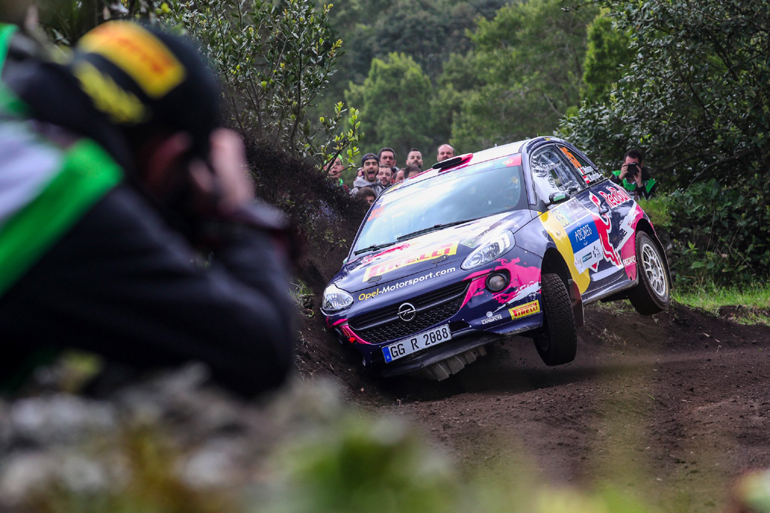 Η Tamara Molinaro μπορεί να είχε μία άτυχη στιγμή με το Opel Adam αλλά συνέχισε κανονικά..