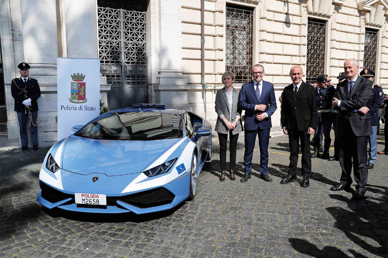 Ο CEO της Lamborghini Stefano Domenicali (δεύτερος από αριστερά) βρέθηκε στην παράδοση της Lamborghini Huracan στην αστυνομία...