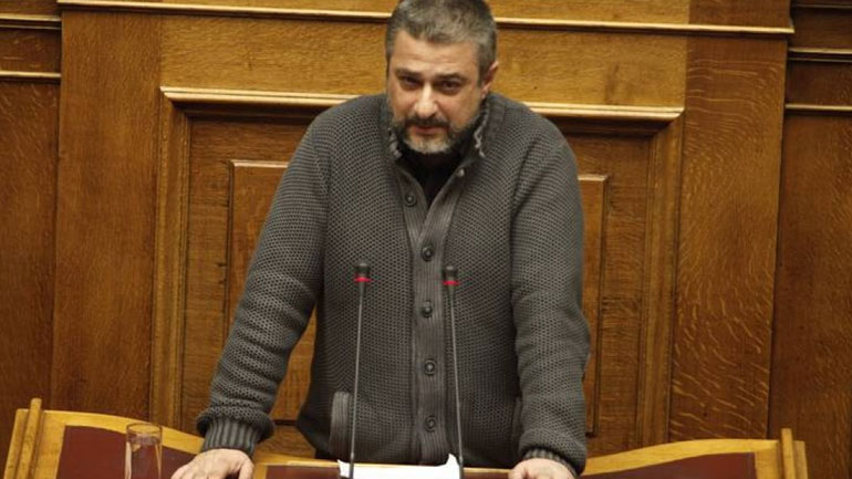 Βουλευτής επιχείρησε να διανείμει υλικό της Χ.Α. σε μαθητές στη Βουλή